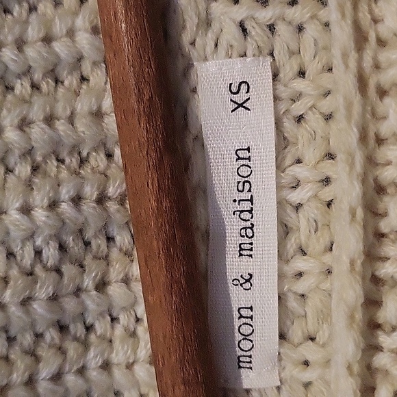 GUC moon & madison cream colored sweater - size xs - Picture 6 of 6